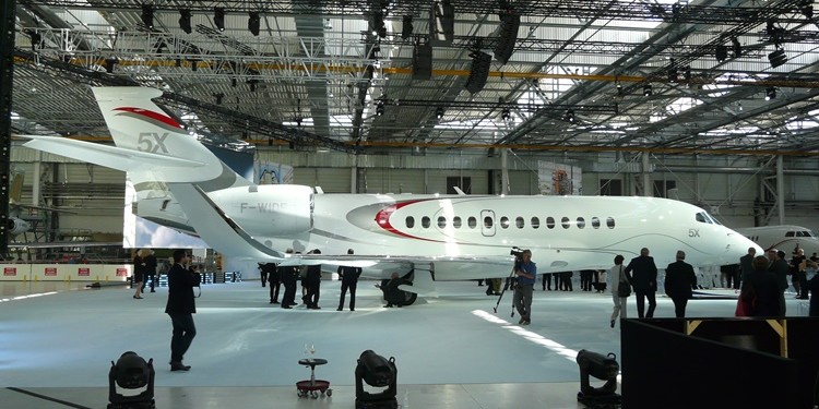 Dassault Falcon Rolls out Falcon 5X 2.jpg