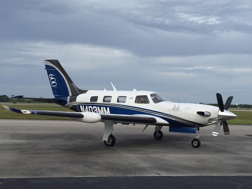 Piper Displaying Mockup of M600 at NBAA2015.jpe